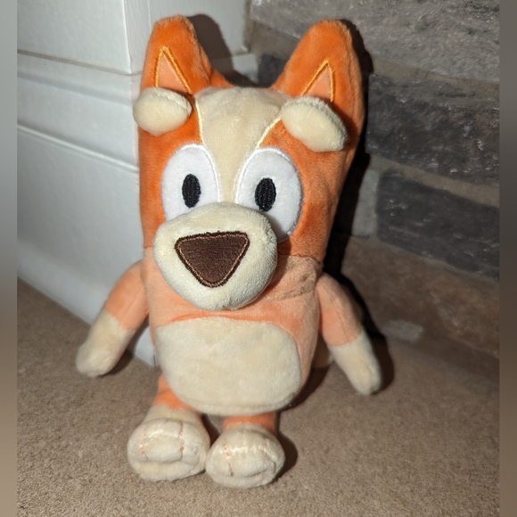 Set of three Bluey plush stuffed animals - two Bluey and one Bingo - Picture 5 of 11